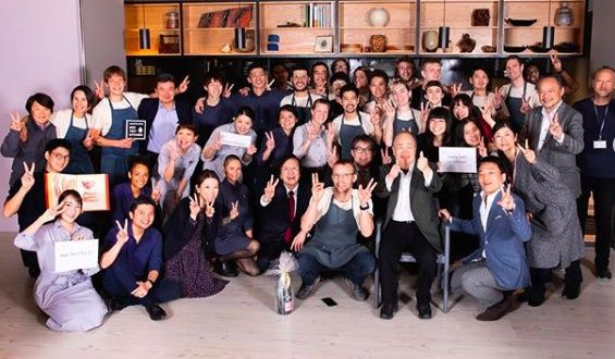 I festeggiamenti con lo staff di Inua per la doppia stella
