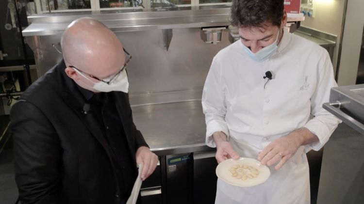Le mandorle cotte in un'acqua di estrazione di cozze e vongole, prima di essere frullate