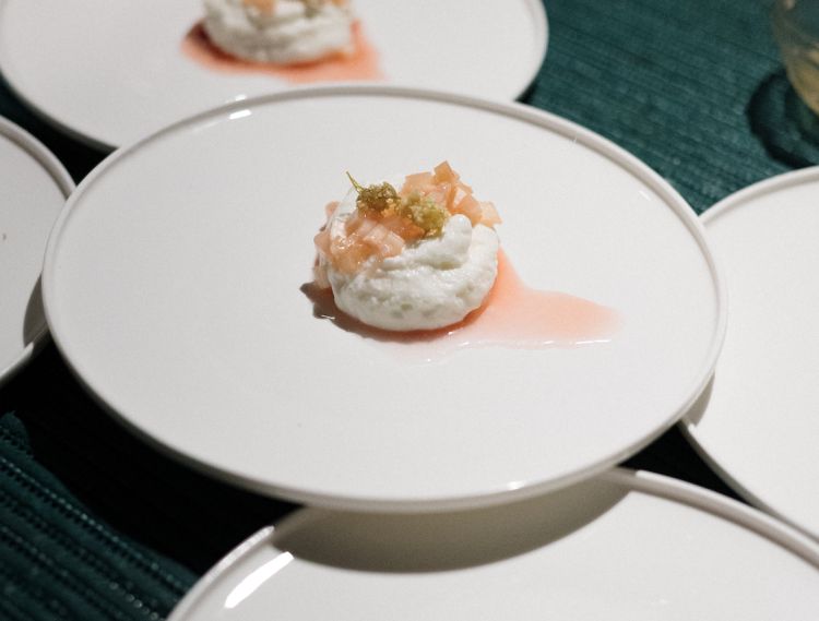 Panna, fragole e rabarbaro
Sotto un cuore di panna spumosa, eterea, si nasconde un’insalatina di fragole fermentate, che custodiscono la piacevole effervescenza del frutto; poi, in cima, rabarbaro e sambuco e tutta la primavera che evocano sul palato