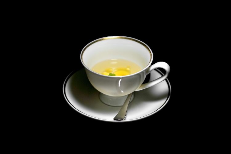 Sedano e yuzu: infuso freddo di sedano di Verona, estratto di yuzu del Salento, qualche goccia di colatura di alici, quintessenza di limoni di Liguria in pomata al naturale. Foglie di coriandolo fresco e olio di oliva monocultivar di oliva taggiasca coltivata a 600 m di altura sulle colline di Sant’Agata di Oneglia