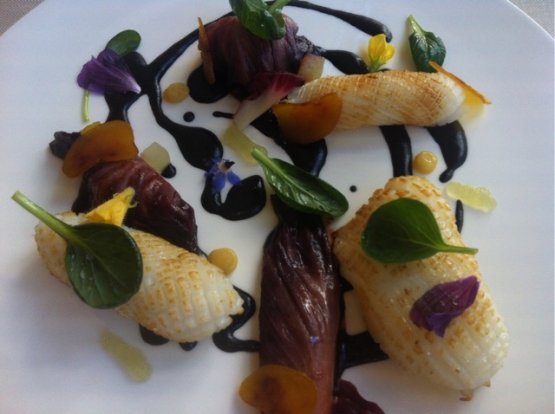Seppie al vapore con radicchi, mela all'olio, limone e bottarga