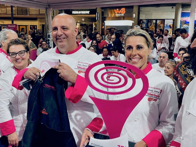 Una sorridente foto ricordo per i vincitori dello Sherbeth 2023 a Palermo: Fabio Marasti e Latitia Joiris. A sinistra, con gli occhiali, Giovanna Musumeci, motore della manifestazione