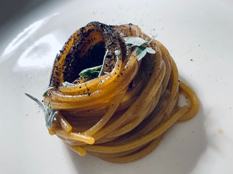Lo Spaghettino, vino ossidato, ginepro, cenere d’agrumi, erbe balsamiche di chef Ambrosino