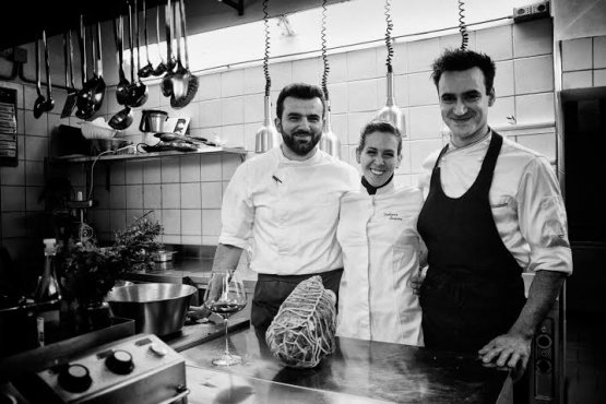 Faby Scarica nella sua cucina con, a sinistra, Arturo Scarfato e Michele Maresca