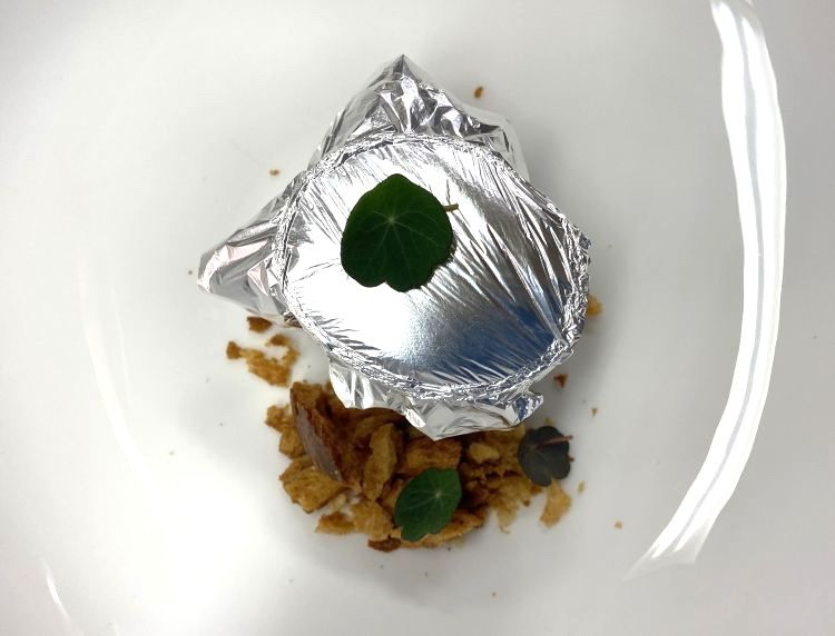 L'uovo è l'ingrediente preferito dallo chef Sinisgalli che mette in ogni suo menu. Eccolo nella versione al cartoccio... miseria e nobiltà