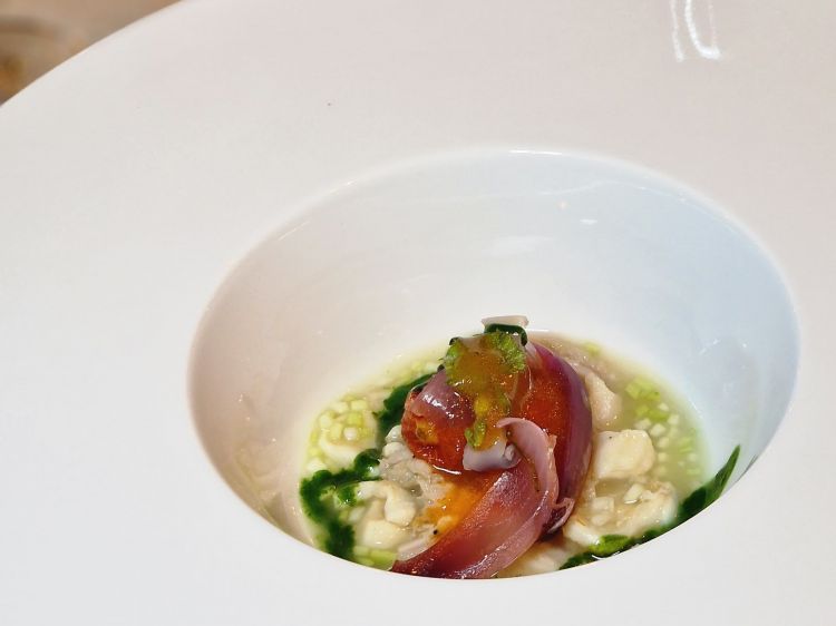 Zuppetta di trippa di mare e tenerumi di Giuseppe Costa: zuppetta di trippa di baccalà con tenerumi, pomodoro, vitello e zucchina fiscarella
